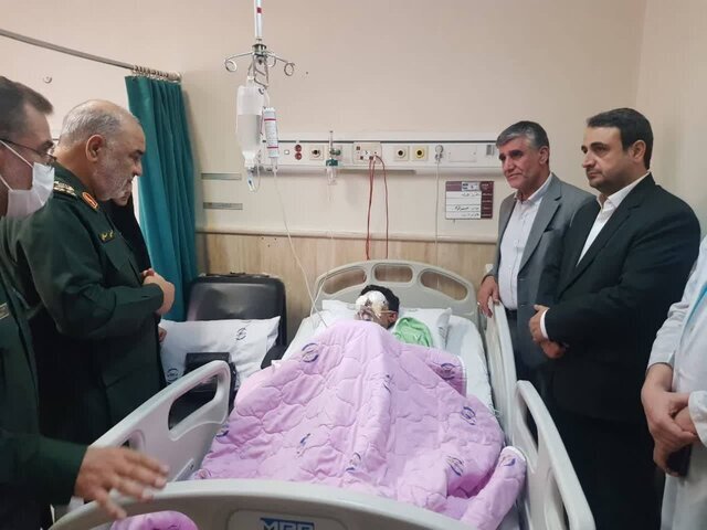 سرلشکر سلامی از مجروحان حمله تروریستی لبنان عیادت کرد سرلشکر سلامی از مجروحان حمله تروریستی لبنان عیادت کرد