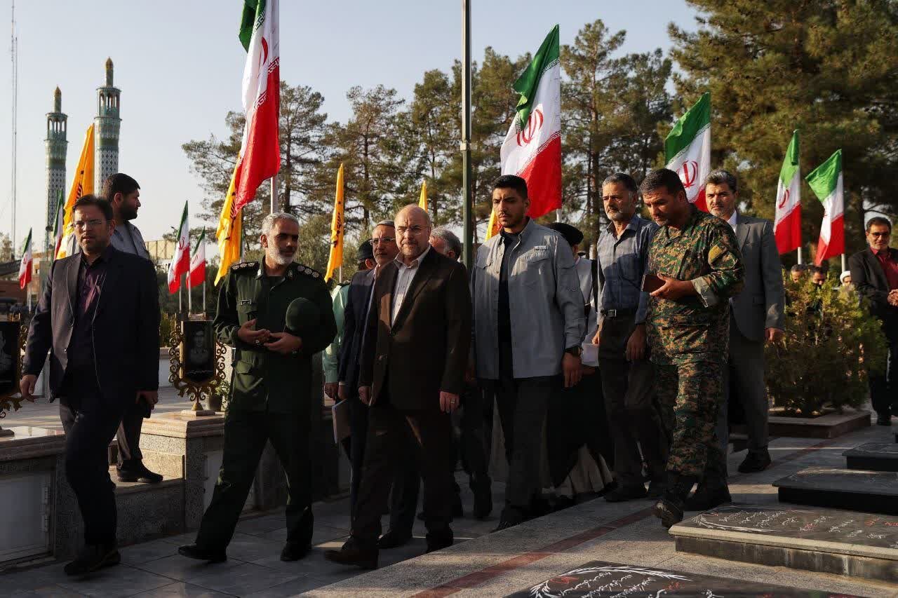 ادای احترام قالیباف به مقام شامخ شهدای شهر کاشان ادای احترام قالیباف به مقام شامخ شهدای شهر کاشان
