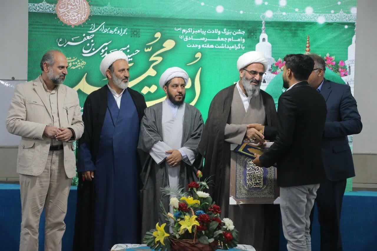 استان سمنان به عشق حضرت محمد(ص) نورباران شد / حضور مردم در جشنها