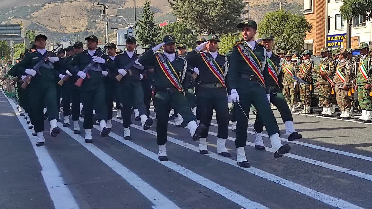 مرلسم سان و رژه یگانهای نمونه نیروهای مسلح در سنندج برگزار شد