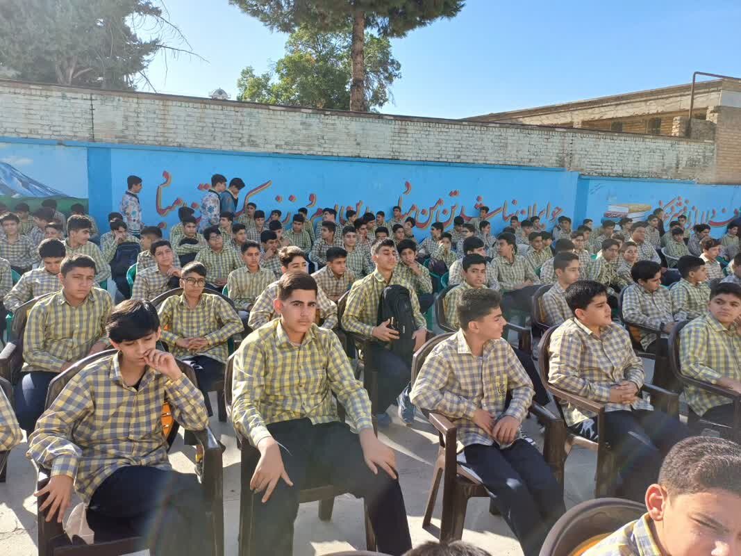 زنگ مهر در مدارس لرستان نواخته شد