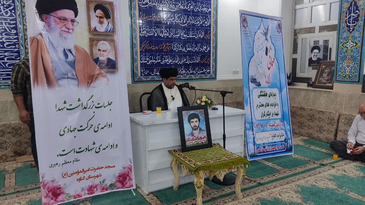 جلوههای معنوی دوران دفاع مقدس در جامعه تقویت شود