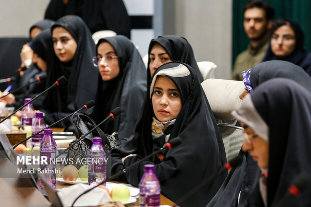 نشست معاون علمی و فناوری رئیس‌جمهور با نخبگان استان قم