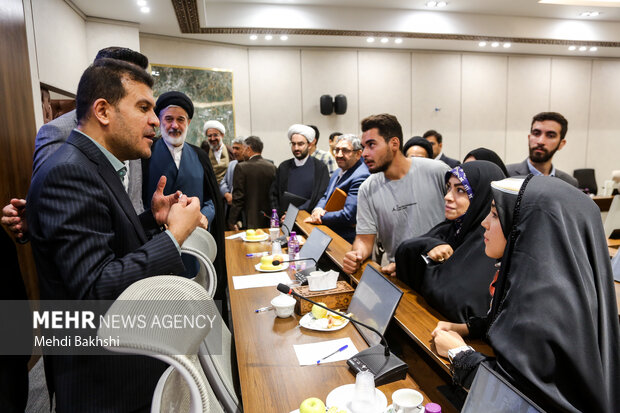 نشست معاون علمی و فناوری رئیس‌جمهور با نخبگان استان قم