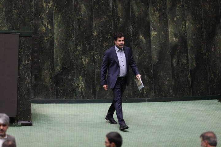 ادامه نقش نمایندگی؛ دلیل «نه» وکلای ملت به استعفای حسینزاده