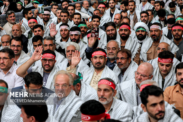 قائد الثورة يستقبل جمعاً من الرواد والناشطين في مجال الجهاد والمقاومة