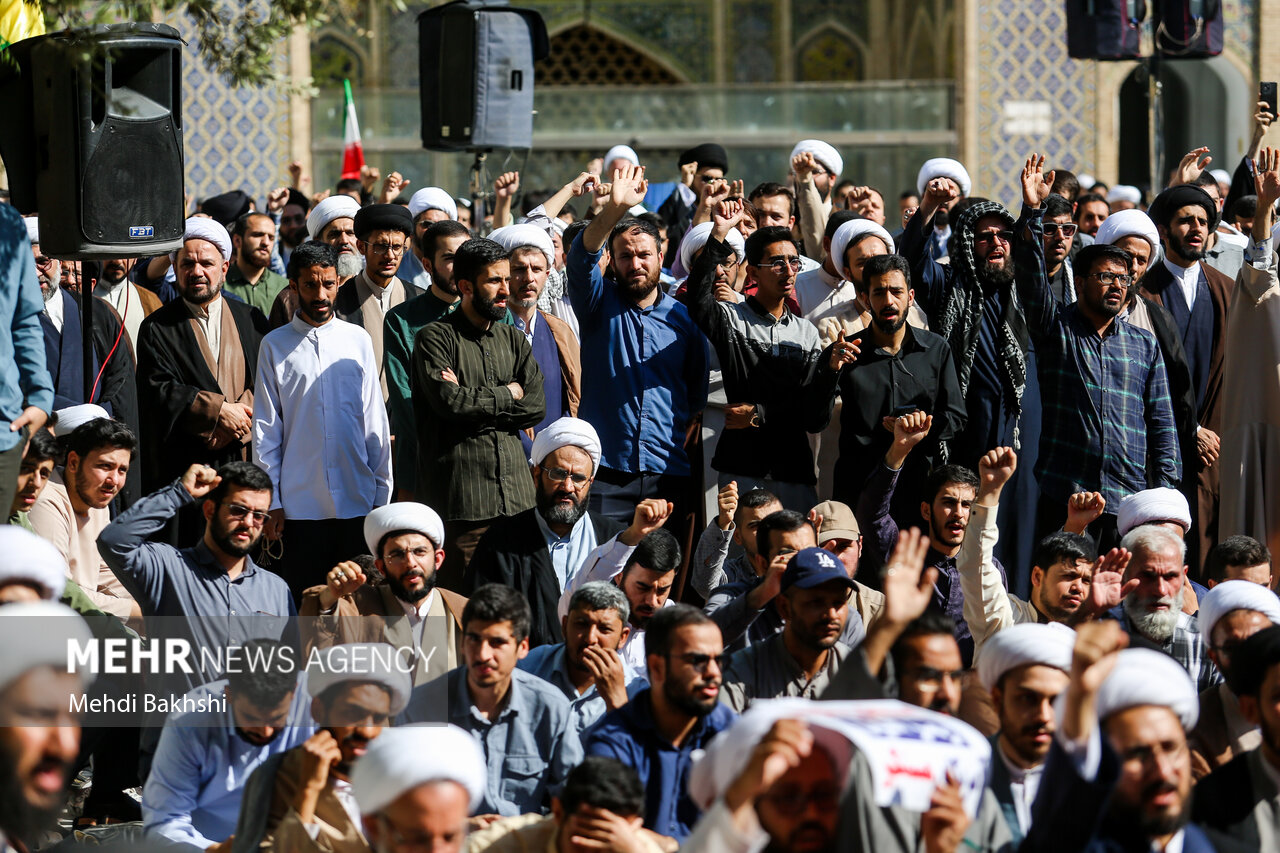 وقفة تضامنية لطلاب الحوزة العلمية في قم دعما لحزب الله والشعب اللبناني