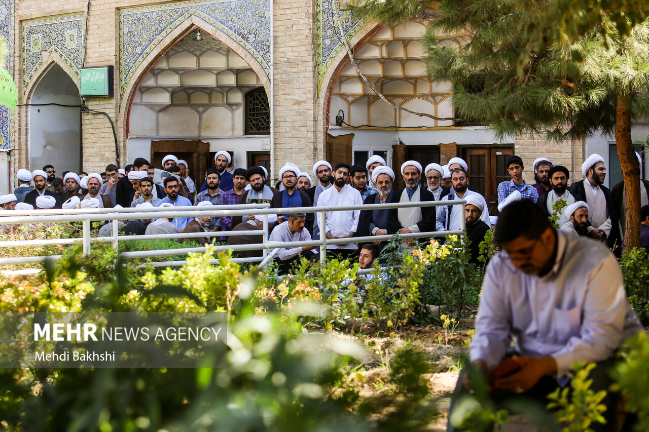 وقفة تضامنية لطلاب الحوزة العلمية في قم دعما لحزب الله والشعب اللبناني