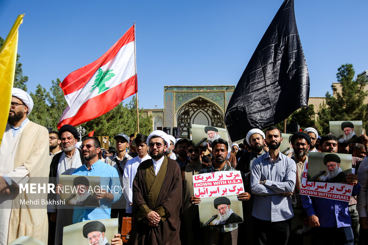 وقفة تضامنية لطلاب الحوزة العلمية في قم دعما لحزب الله والشعب اللبناني