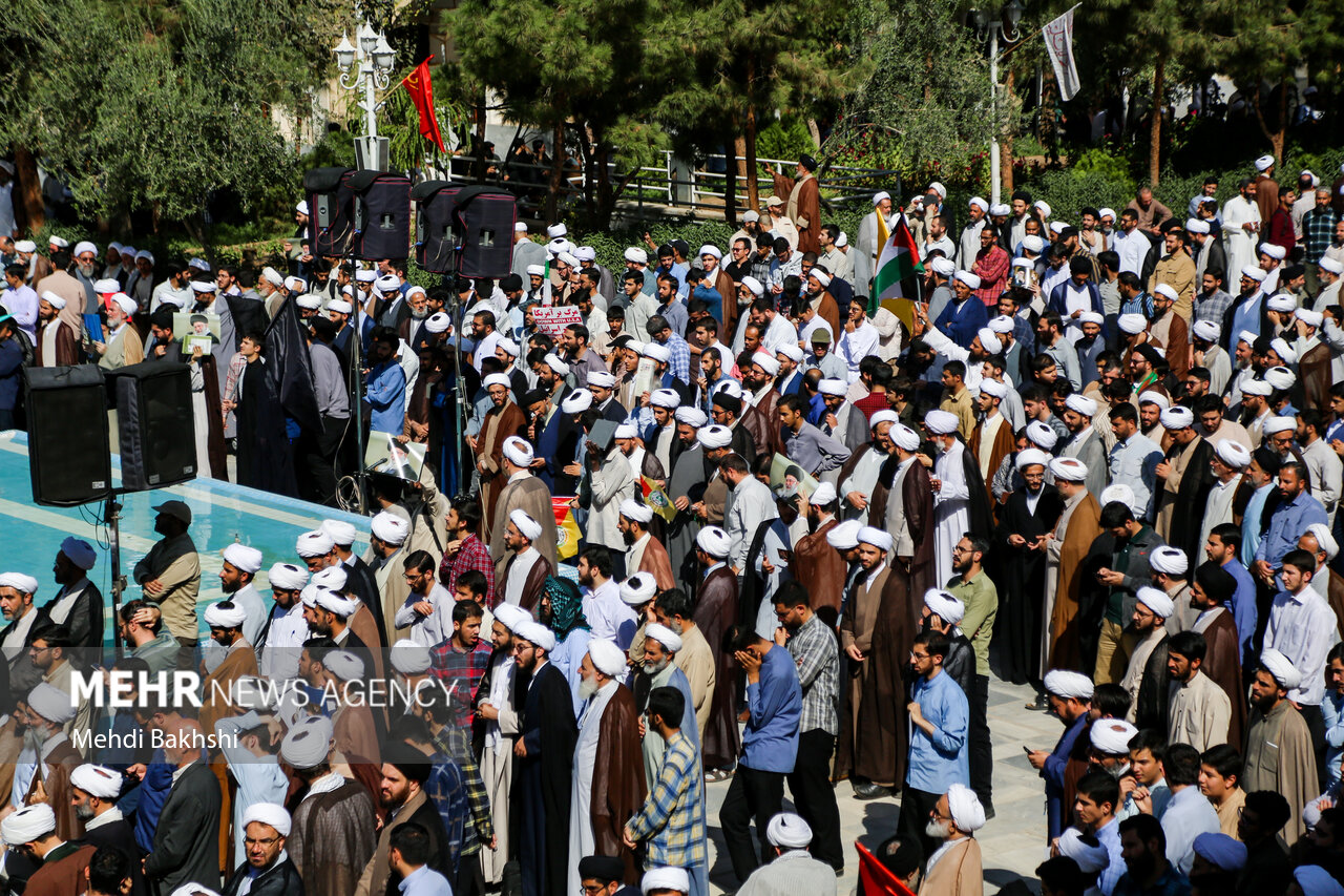 وقفة تضامنية لطلاب الحوزة العلمية في قم دعما لحزب الله والشعب اللبناني