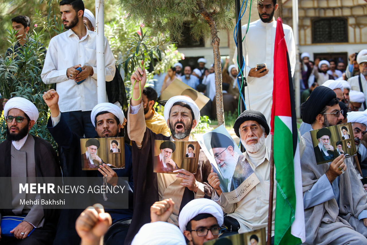 وقفة تضامنية لطلاب الحوزة العلمية في قم دعما لحزب الله والشعب اللبناني