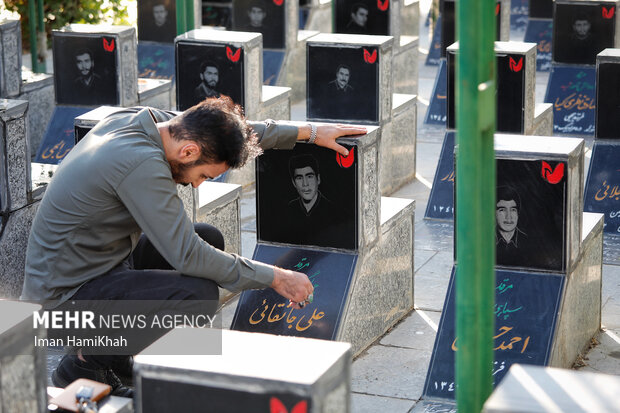 آیین غبارروبی مزار شهدا در همدان