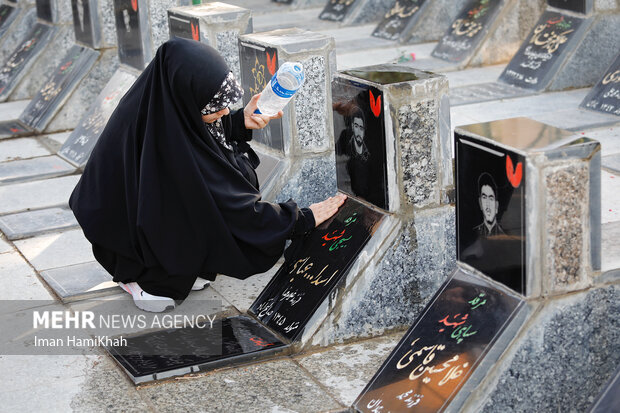 آیین غبارروبی مزار شهدا در همدان