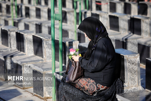 آیین غبارروبی مزار شهدا در همدان