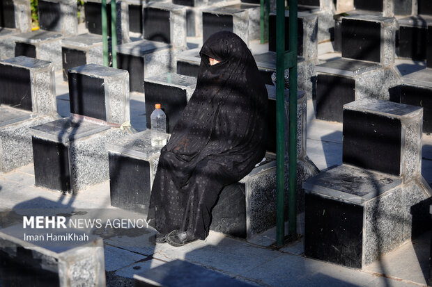 آیین غبارروبی مزار شهدا در همدان