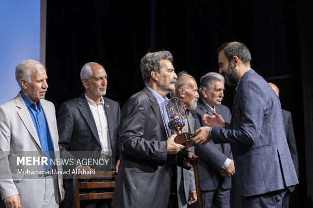 آئین بزرگداشت امیر سرتیپ عطاالله بازرگان و رونمایی از مستند «بمب ها می آید»