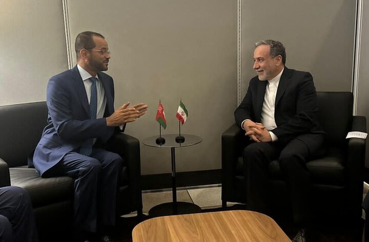 وزرای خارجه ایران و عمان با یکدیگر دیدار و گفتوگو کردند