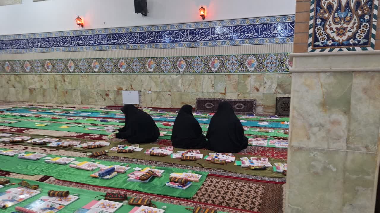 اهدای۳۱۳ پک لوازمالتحریر به دانشآموزان کم بضاعت