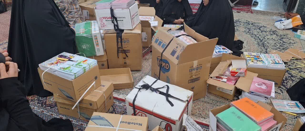 اهدای۳۱۳ پک لوازمالتحریر به دانشآموزان کم بضاعت