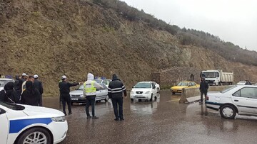 بازگشایی جاده چالوس پس از انسداد مقطعی به دلیل بارش باران و سنگ