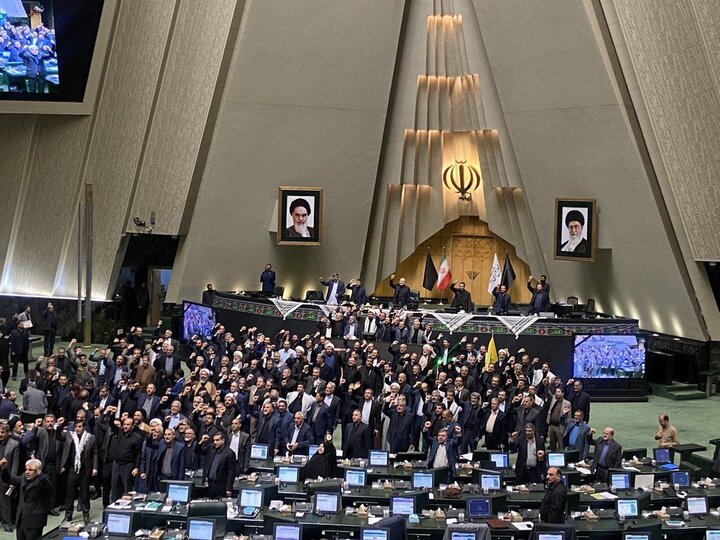 İran Meclisi'nde  'ABD'ye Ölüm', 'İsrail’e Ölüm' sloganı yükseldi