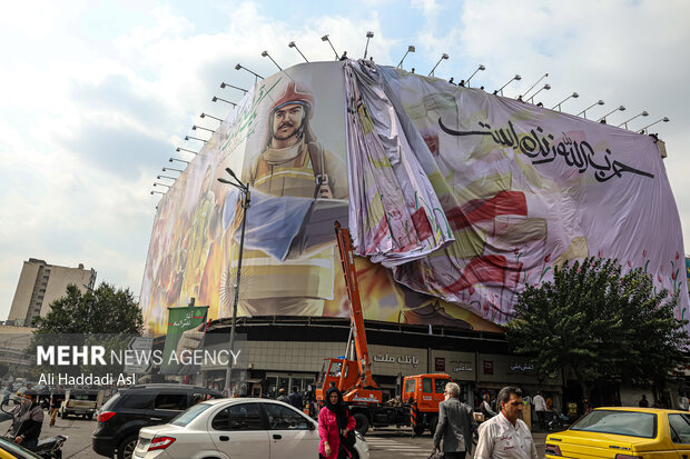 رونمایی از دیوار نگاره جدید میدان انقلاب اسلامی