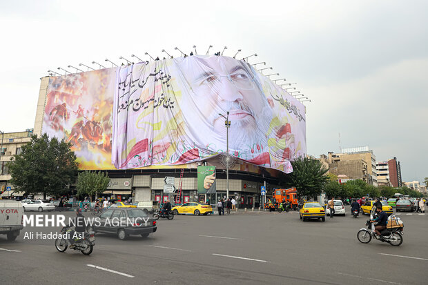 رونمایی از دیوار نگاره جدید میدان انقلاب اسلامی