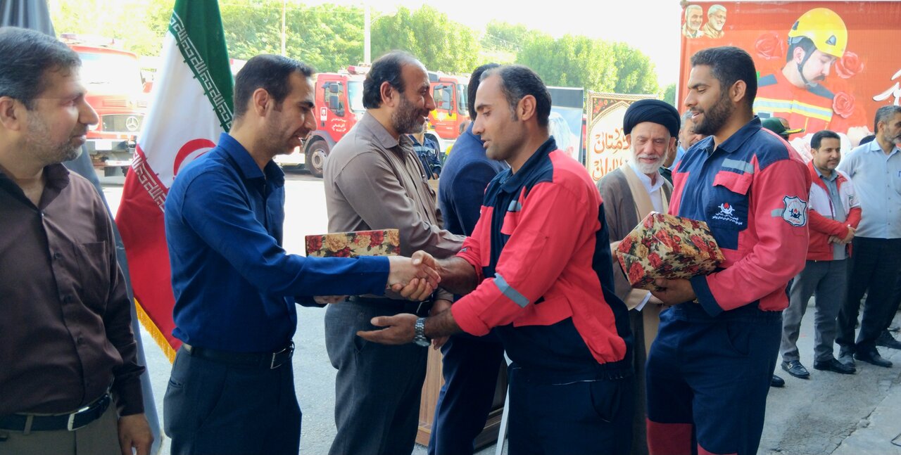 آتشنشانان شهرستان دیر تجلیل شدند