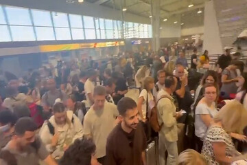 VIDEO: Israeli passengers wander off at Athens airport