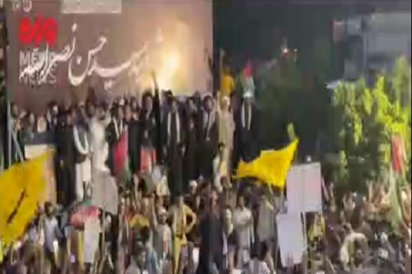 VIDEO: Pakistani people burn US, Zionists' flags in Lahore