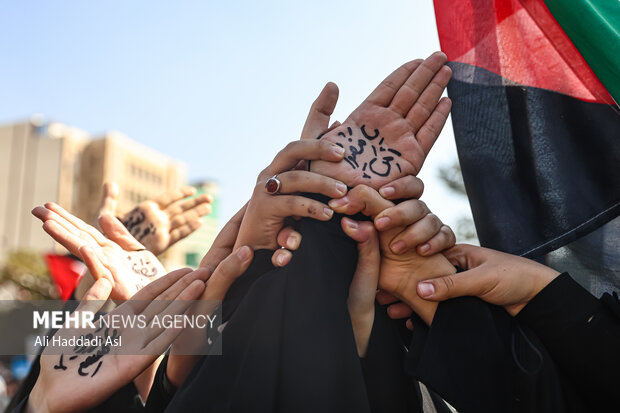 تجمع بزرگ۱۴۰۰۰ دانش آموز شهر تهران درمیدان فلسطین