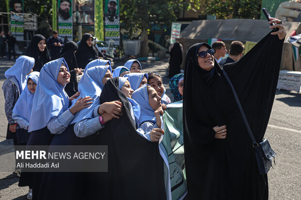 تجمع بزرگ 14000 دانش‌آموز شهر تهران در میدان فلسطین 3