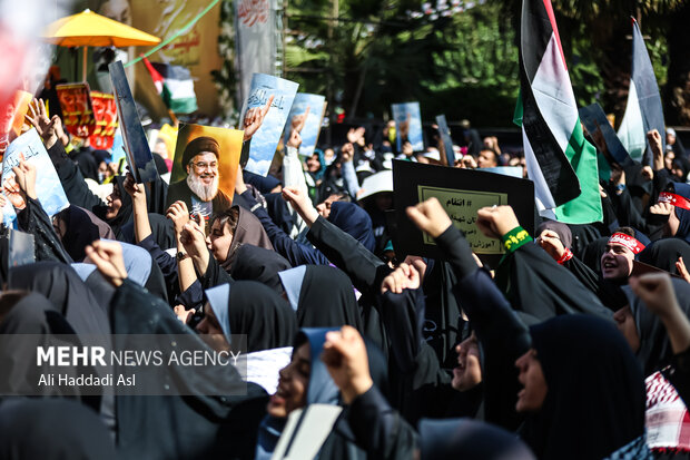 اجتماع كبير لـ 14 ألف طالب من طلاب طهران في ساحة فلسطين