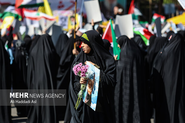 تجمع بزرگ۱۴۰۰۰ دانش آموز شهر تهران درمیدان فلسطین