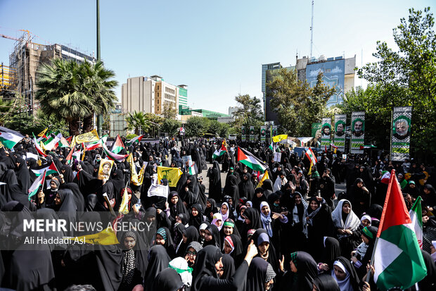 اجتماع كبير لـ 14 ألف طالب من طلاب طهران في ساحة فلسطين