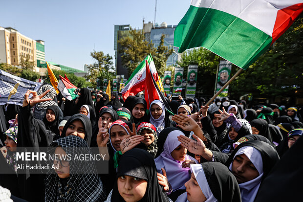 اجتماع كبير لـ 14 ألف طالب من طلاب طهران في ساحة فلسطين