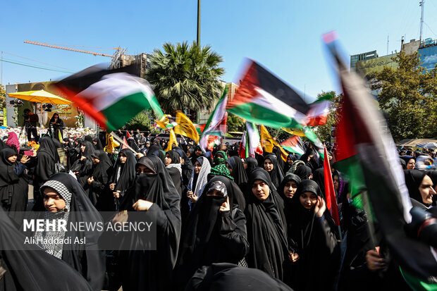 تجمع بزرگ۱۴۰۰۰ دانش آموز شهر تهران درمیدان فلسطین