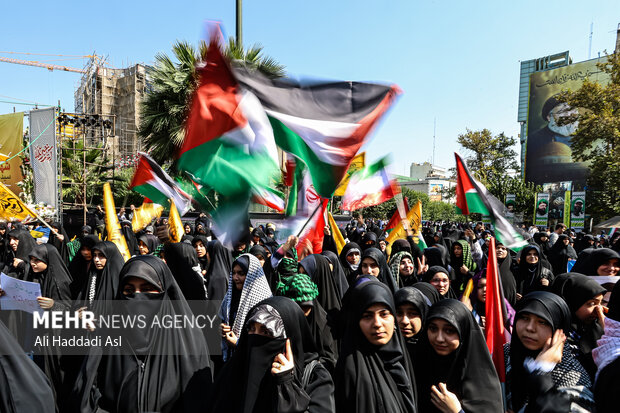 اجتماع كبير لـ 14 ألف طالب من طلاب طهران في ساحة فلسطين