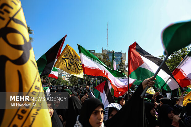 اجتماع كبير لـ 14 ألف طالب من طلاب طهران في ساحة فلسطين