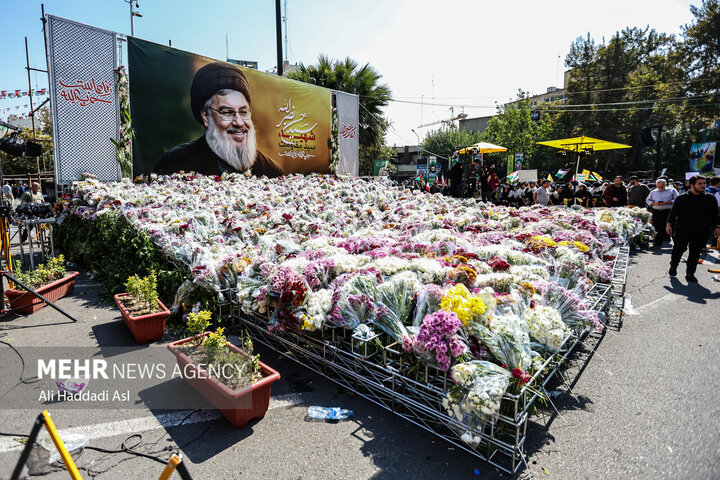 ادای احترام به مقام شهید سید حسن نصرالله 15