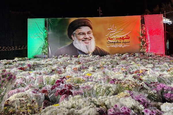 ادای احترام به مقام شهدای مقاومت / از اهدای گل تا سرودخوانی کودکان