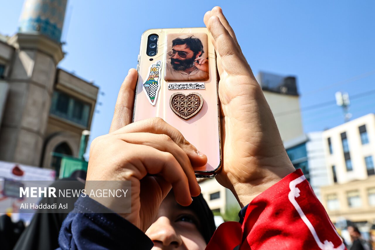 از شور و شوق حمله به اسرائیل تا ادای احترام به مقام شامخ شهدا