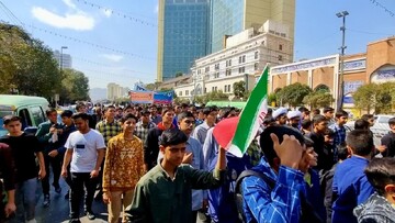 راهپیمایی دانش آموزان مشهدی از مهدیه تا حرم رضوی