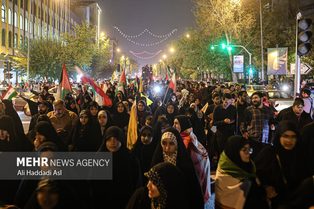 شادی مردم بعد از پاسخ موشکی ایران به رژیم غاصب صهیونیستی