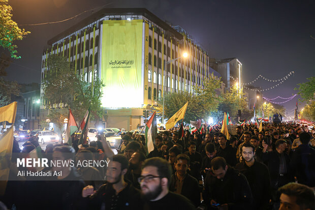 شادی مردم تهران بعد از پاسخ موشکی ایران به رژیم صهیونیستی - 2 4