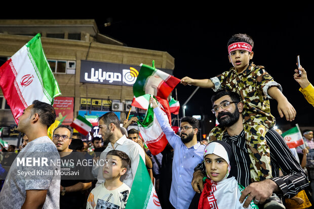 شادی مردم اهواز پس از پاسخ موشکی ایران به رژیم صهیونیستی