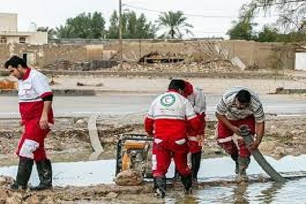 امدادرسانی نجاتگران هلال احمر به متاثرین از سیلاب روستای زیویه