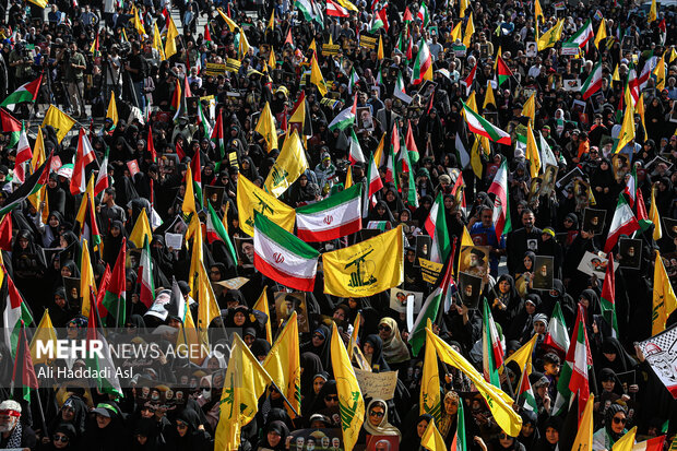 تجمع قدردانی از عملیات وعده صادق ۲ در میدان امام حسین (ع)