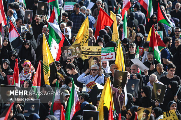 تجمع قدردانی از عملیات وعده صادق ۲ در میدان امام حسین (ع)