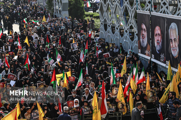 تجمع قدردانی از عملیات وعده صادق ۲ در میدان امام حسین (ع)